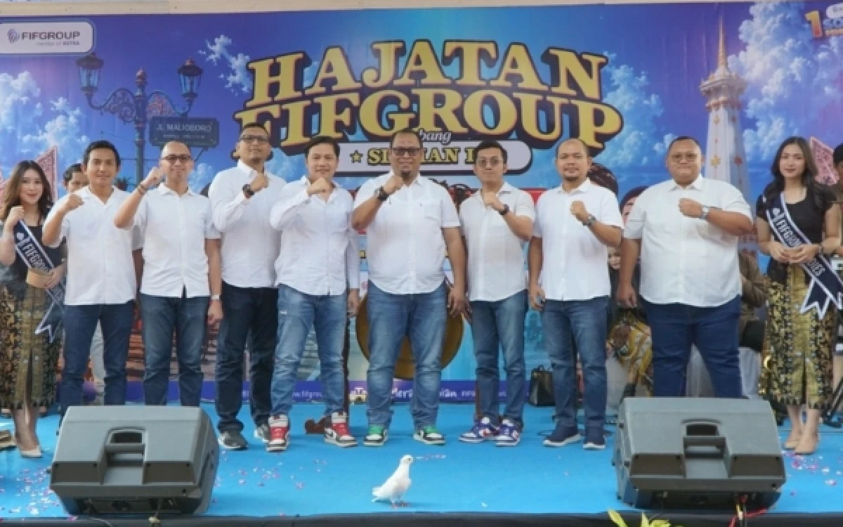 Foto Hajatan FIFGROUP Cabang Sleman II resmi digelar pada 7 sampai 8 Agustus 2026 di pelataran Kantor Cabang FIFGROUP Sleman II. Tampak Kepala Wilayah FIFGROUP Area DIY, Wibowo Pramonto (tengah), bersama Kepala Cabang FIFGROUP Sleman II, Fahry Akbar Wiranda (keempat dari kiri), beserta jajaran manajemen mengabadikan momen kebersamaan mereka. (Foto: FIF Slm for Ketik.com)