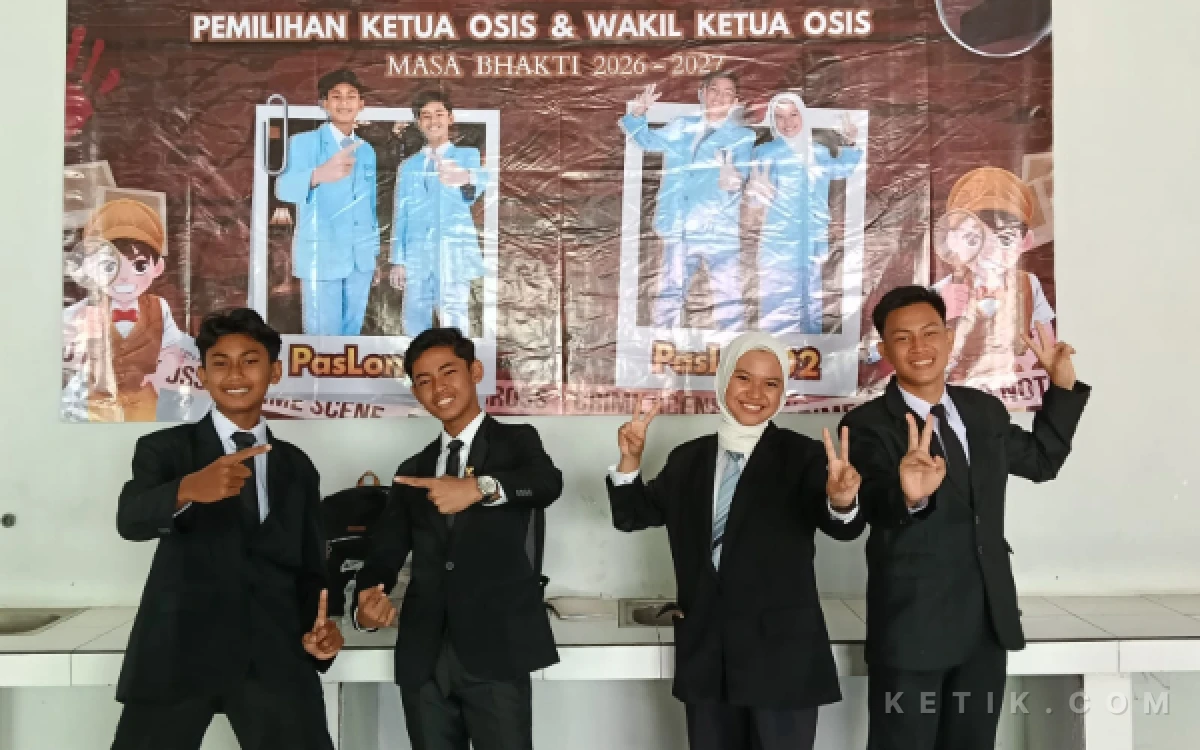 Foto Dua Paslon Ketua dan Wakil Ketua OSIS Masa Bhakti 2026-2027 yang  meramaikan suasana dalam kegiatan pemungutan suara secara online sebagai bentuk dari penanaman nilai-nilai demokrasi, kepemimpinan, dan literasi digital, Selasa, 15 September 2026. (Foto: Yuni Ernawati)