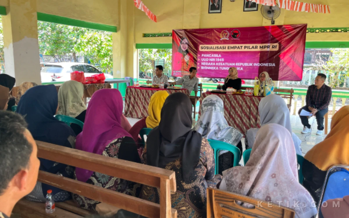 Thumbnail Berita - Kunjungi Jombang, Anggota DPR RI Sadarestuwati Sosialisasikan Empat Pilar ke Warga Plosogenuk