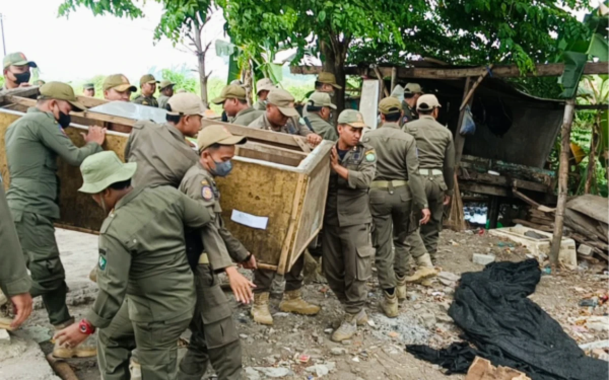 Thumbnail Berita - Satpol PP Sidoarjo Ratakan Bekas Bangunan Mesum  di Krengseng, Sidoarjo