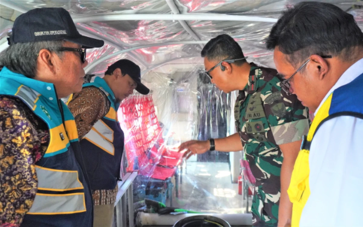 Foto Komandan Lanud Abdulrachman Saleh Malang, Marsma TNI Reza Sastranegara saat mengecek pesawat yang dilibatkan dalam Operasi Modifikasi Cuaca (OMC) beberapa waktu lalu (Foto : Penerangan Lanud Abdulrachman Saleh)