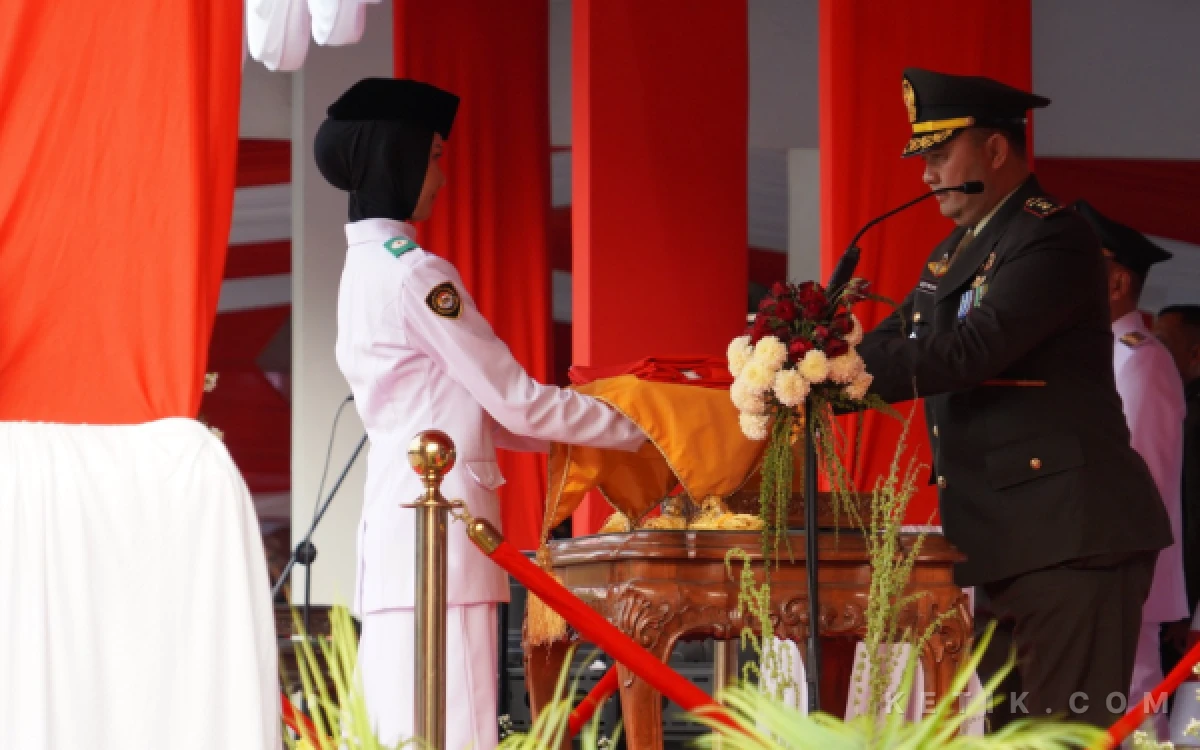 Thumbnail Berita - Berlangsung Khidmat, Dandim  0813 Bojonegoro Pimpin Upacara Penurunan Bendera HUT ke-81 RI
