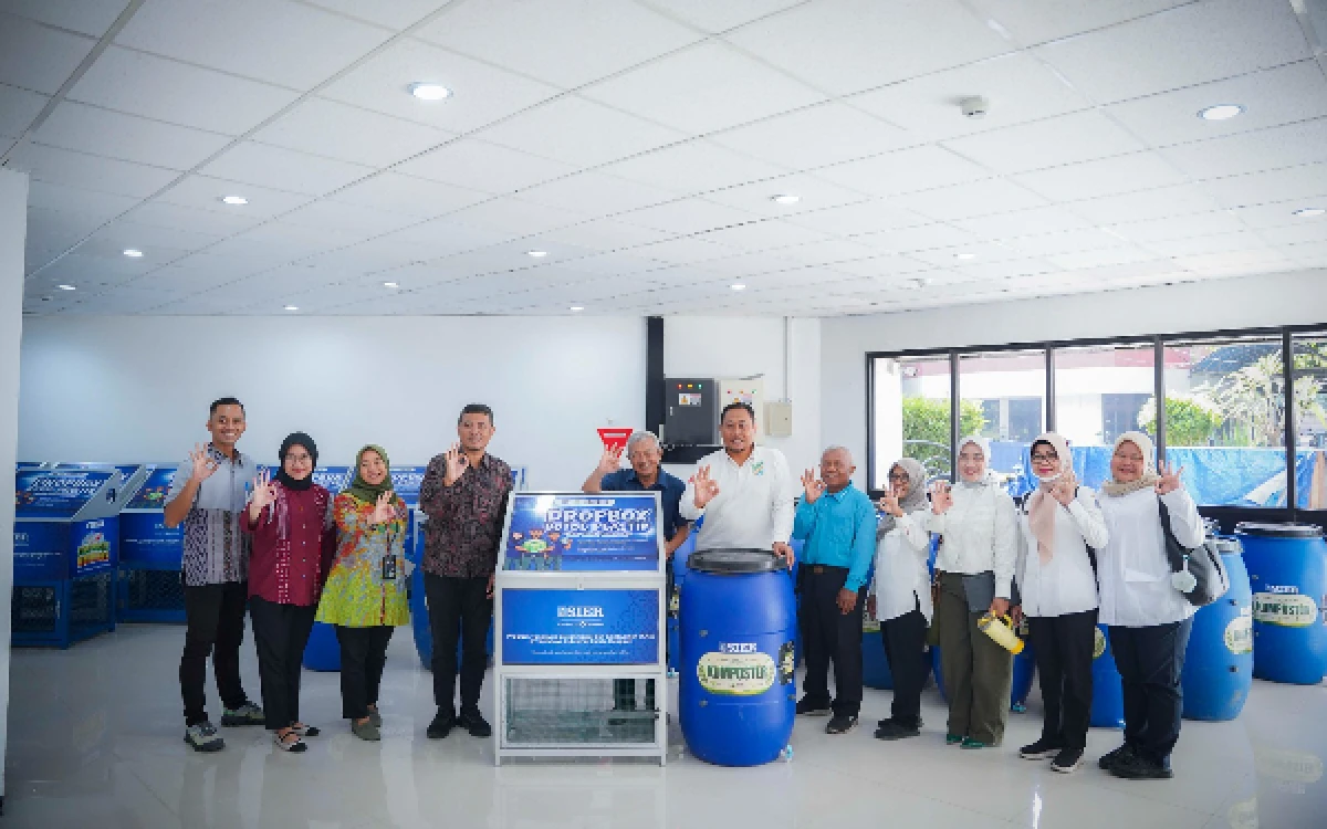 Thumbnail Berita - Komitmen Dukung Kampung Iklim Nasional, SIER Salurkan Dropbox dan Komposter untuk 12 RW di Kota Pahlawan