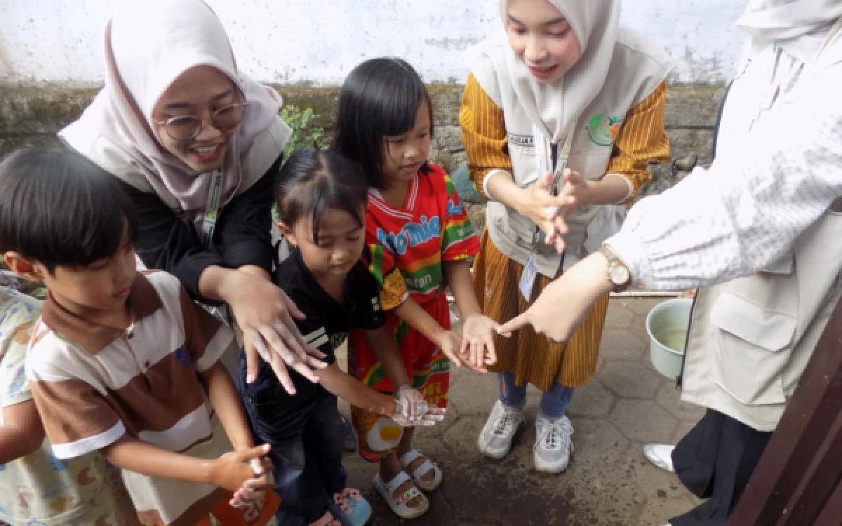 Foto Praktik mencuci tangan dengan benar didampingi Mahasiswa KKN 172 UINSA pada hari Kamis, 9 Juli 2026. (Foto: KKN I72 UINSA For Ketik.com)