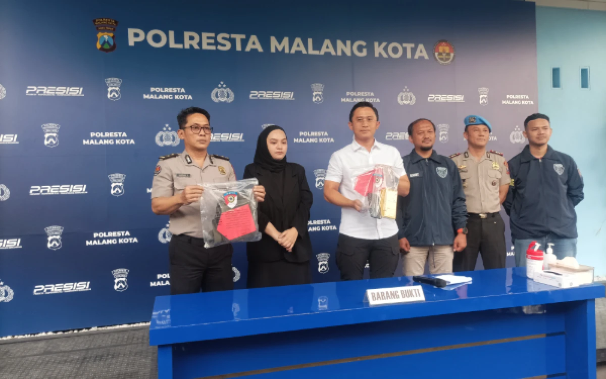 Thumbnail Berita - Komplotan Copet Konser Slank di Malang Ditangkap, 11 HP Curian Jadi Bukti
