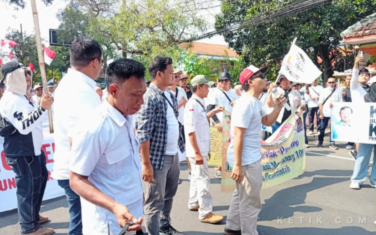 Foto Tampak ratusan pendomo gelar aksi didepan pendopo pemkab Mojokerto(Sholahuddin/Susilo/ketik.com)