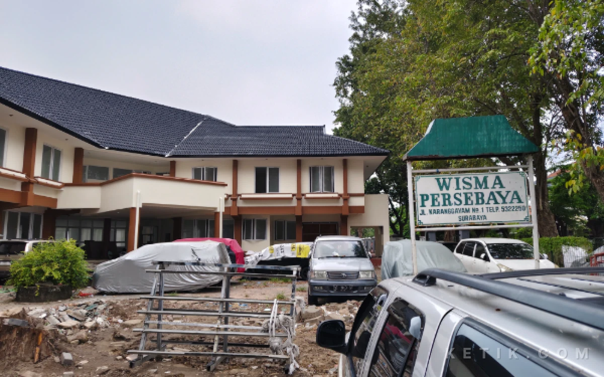 Foto Wisma Persebaya yang terletak di Jalan Karanggayam nomer 1, Surabaya masih dalam tahap pembangunan oleh Pemkot Surabaya. (Foto: Fitra/Ketik.com)