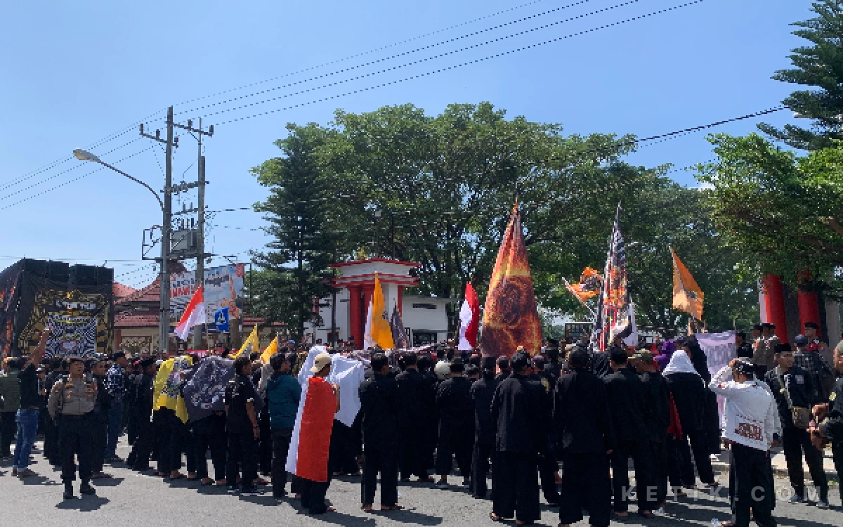 Thumbnail Berita - Ratusan Warga PSHT Datangi DPRD Kabupaten Blitar, Desak Penertiban Organisasi Tak Berbadan Hukum