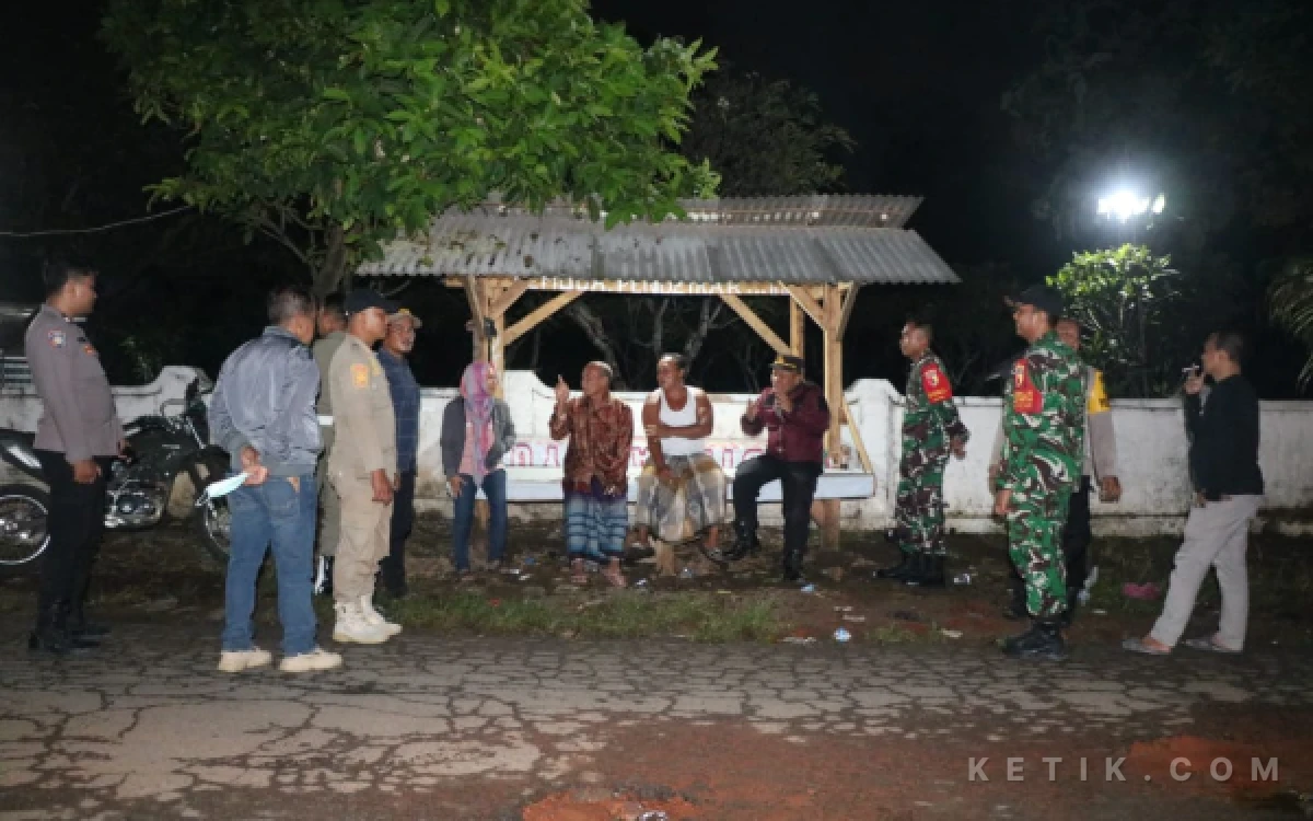 Thumbnail Berita - Jaga Keamanan Desa, Muspika Bersama Satgas TMMD Ke-128 Kodim 0820 Probolinggo Lalukan Patroli Malam
