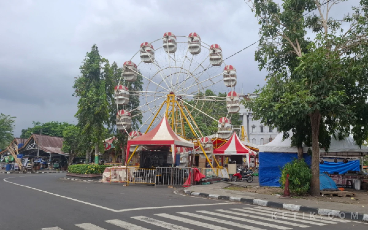 Thumbnail Berita - Jalan Rusak Ditinggal Pergi, Bekas Wahana Pasar Malam Denggung Tinggalkan Lubang Menganga