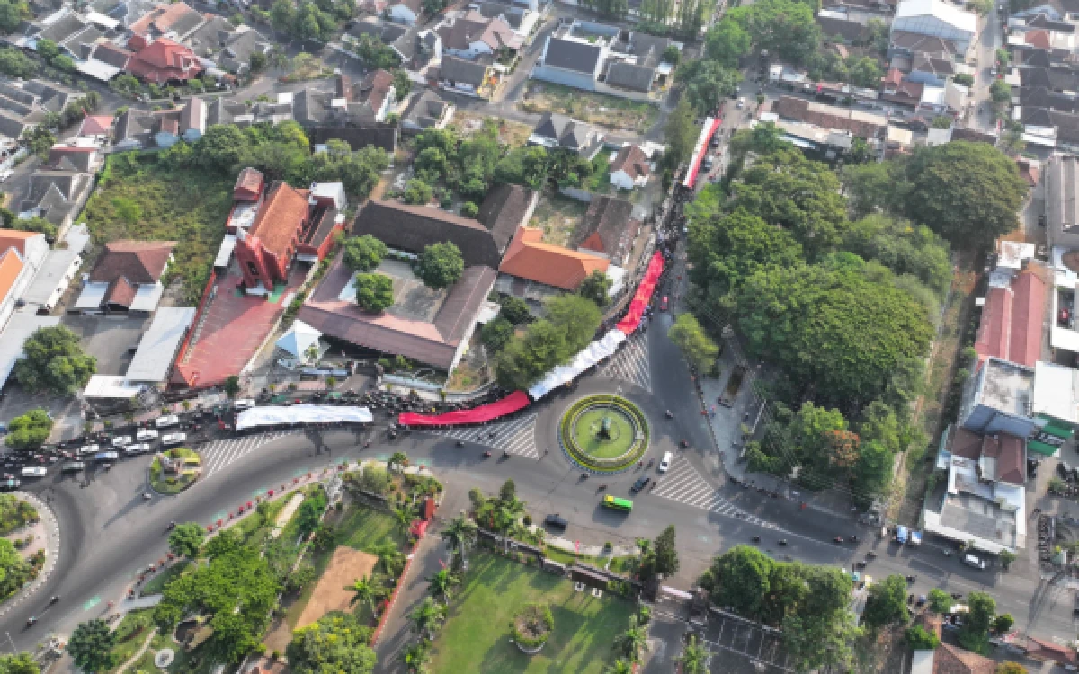 Thumbnail Berita - Semangat Kemerdekaan Menggema di Kota Kediri, Mbak Wali Vinanda Pimpin Kirab Merah Putih Raksasa