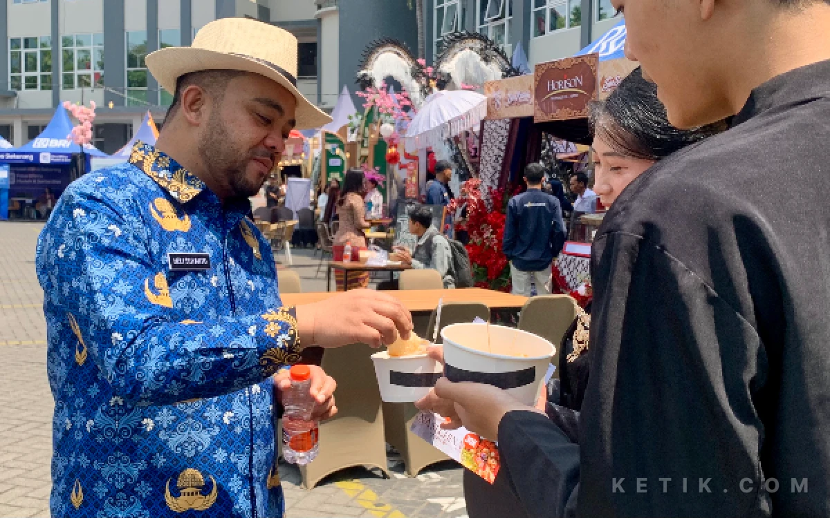 Foto Wakil Wali Kota Batu, Heli Suyanto berkeliling mencicipi makanan salah satu tenant di BSFF 2026. (Foto: Dafa Wahyu Pratama/Ketik.com)