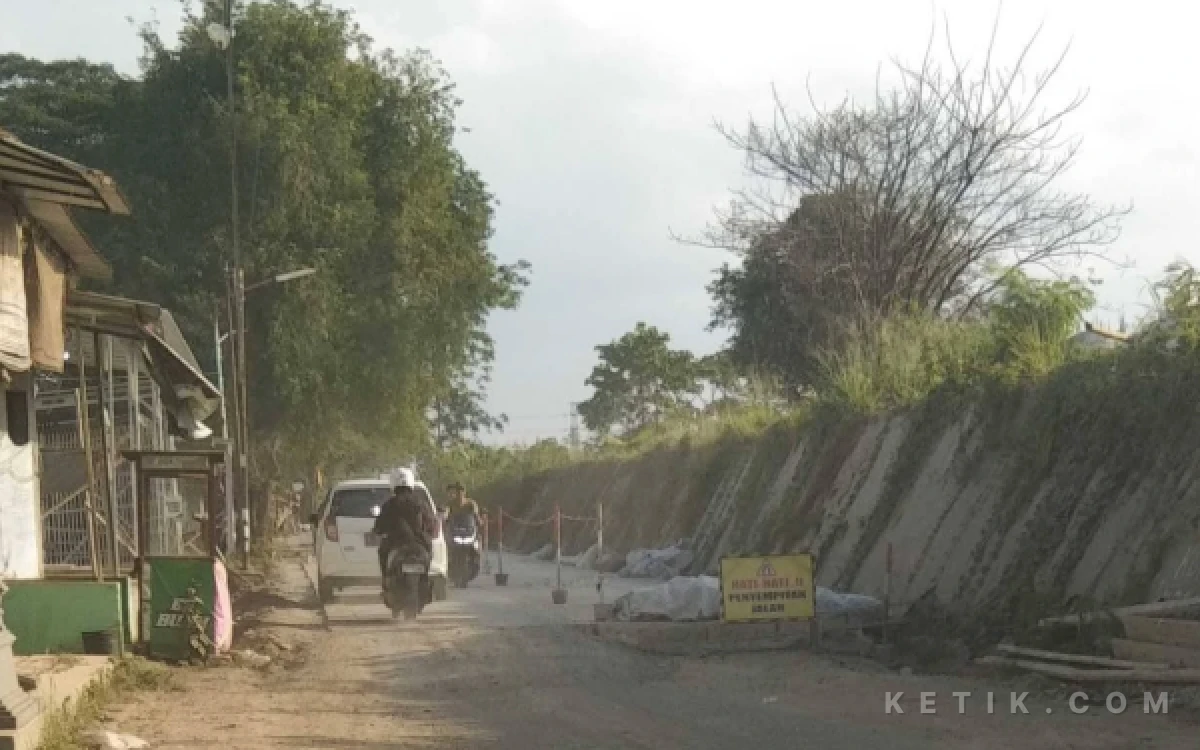 Thumbnail Berita - Penantian 10 Tahun Berakhir, Jalan Rusak di Losari dan Banjarharjo Brebes Kini Mulus Dibeton
