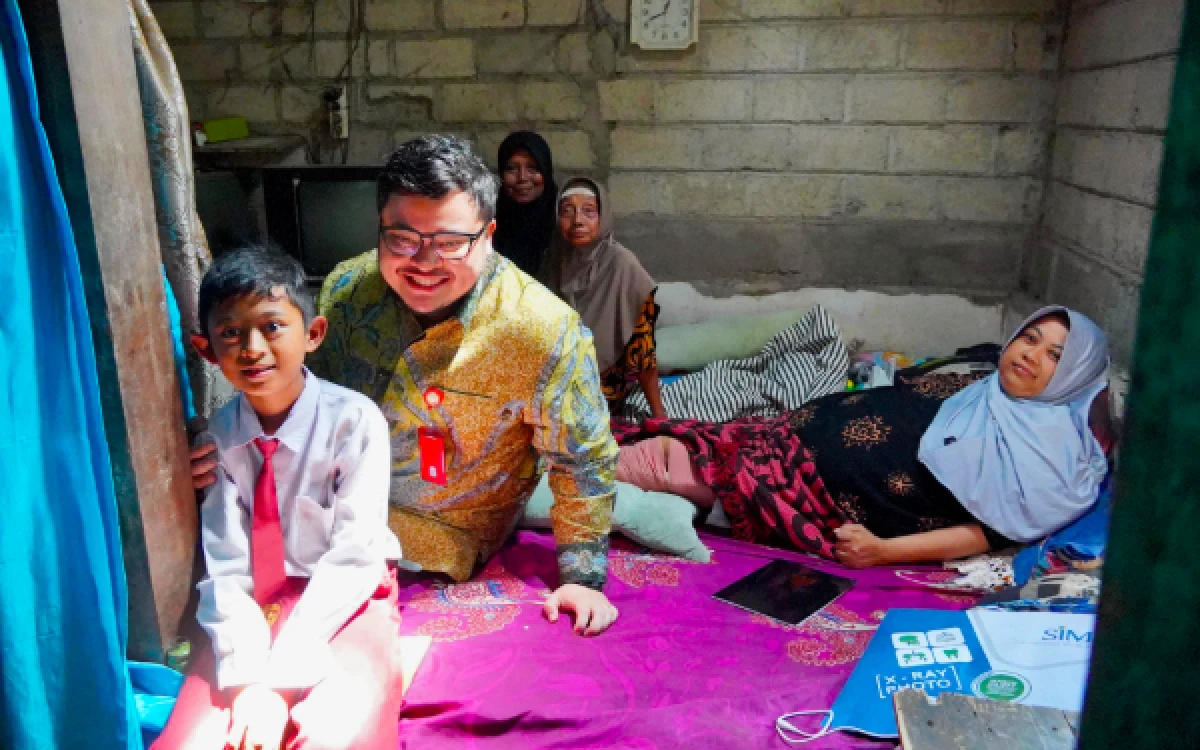 Thumbnail Berita - Mas Dhito Bantu Marfel, Bocah Kelas 5 SD di Kediri yang Rawat Ibu Seorang Diri