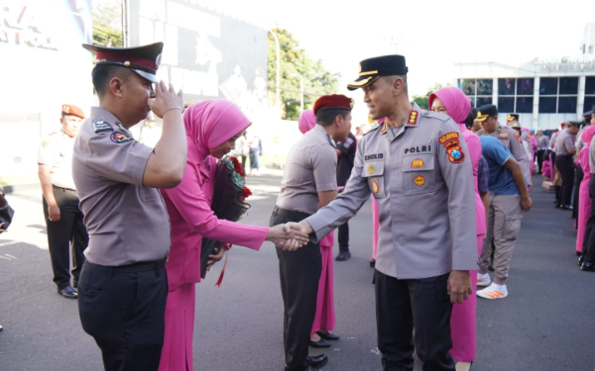 Thumbnail Berita - Kado Hari Bhayangkara ke-80, Kombes Putu Kholis Naikkan Pangkat 52 Personel Polresta Malang Kota