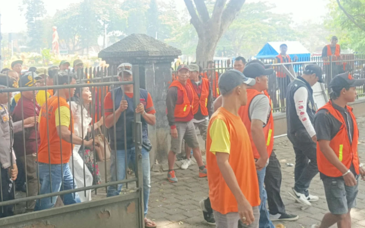 Foto Pelaksanaan eksekusi pengosongan rumah seharga Rp 6 miliar di Jalan Simpang Balapan Kota Malang sempat diwarnai ketegangan, Kamis, 29 Oktober 2026 (Foto : Kukuh/Ketik)