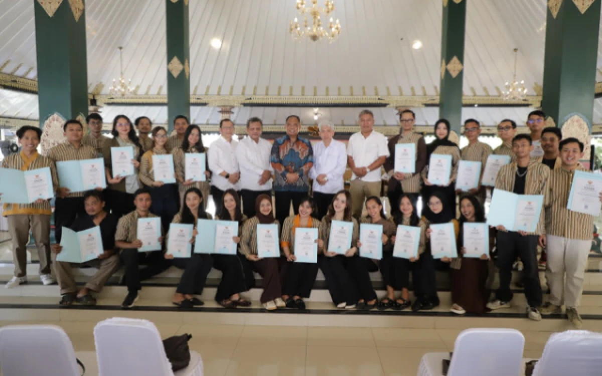 Foto Bupati Sleman Harda Kiswaya (batik biru), didampingi jajaran pejabat terkait berfoto bersama para seniman dan kru pendukung usai penyerahan piagam penghargaan Pesona Budaya Sleman 2026 di Pendopo Parasamya Kantor Setda Sleman. (Foto: Pemkab Sleman for Ketik.com)