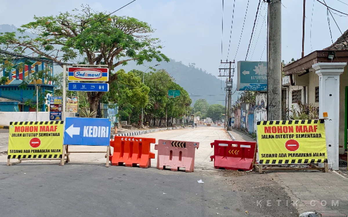 Thumbnail Berita - DPUPR Umumkan Jalan Hasanudin Kota Batu Dibuka, Nyatanya Rambu Penutupan Masih Tegak Terpasang