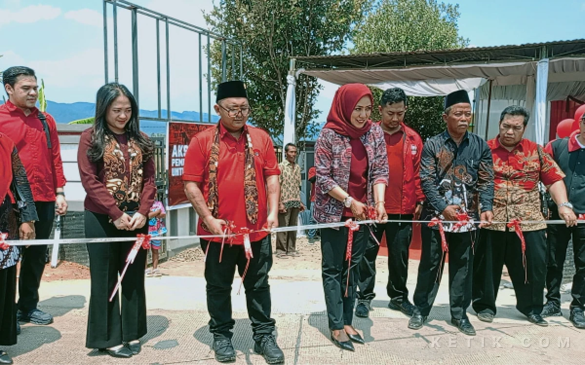 Thumbnail Berita - Mas Kaisar Anggota DPR RI Resmikan Jalan di Padangsari Majenang Cilacap Rp5,8 Miliar, Tingkatkan Perekonomian Masyarakat