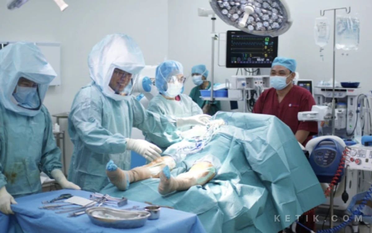 Foto Dr. Lee Woo Guan, dokter spesialis ortopedi senior sekaligus Konsultan Utama di KPJ Kuching Specialist Hospital saat di dalam ruang operasi. (Foto; Istimewa/ketik.com)