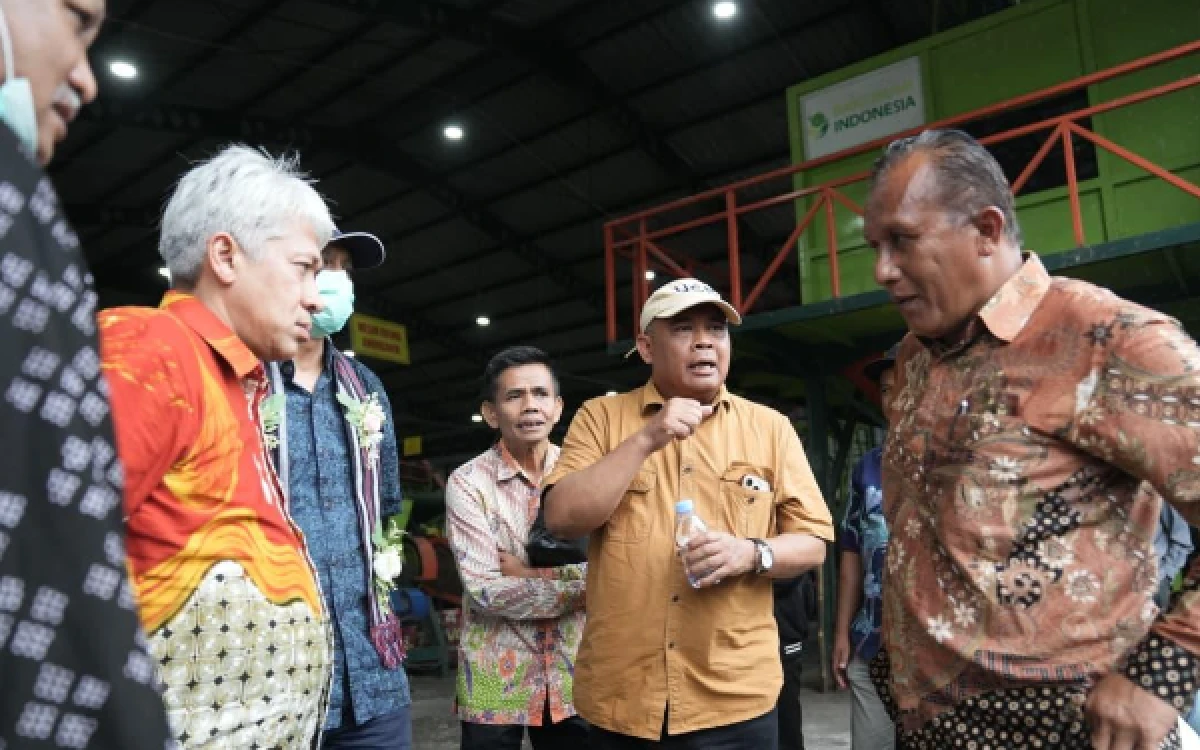 Foto Kesiapan tata kelola lingkungan Sleman: Bupati Harda Kiswaya didampingi Kepala DLH Junaidi dan Kepala DPUPKP Sukarmin saat verifikasi lapangan di TPST Donokerto. (Foto: Pemkab Sleman)