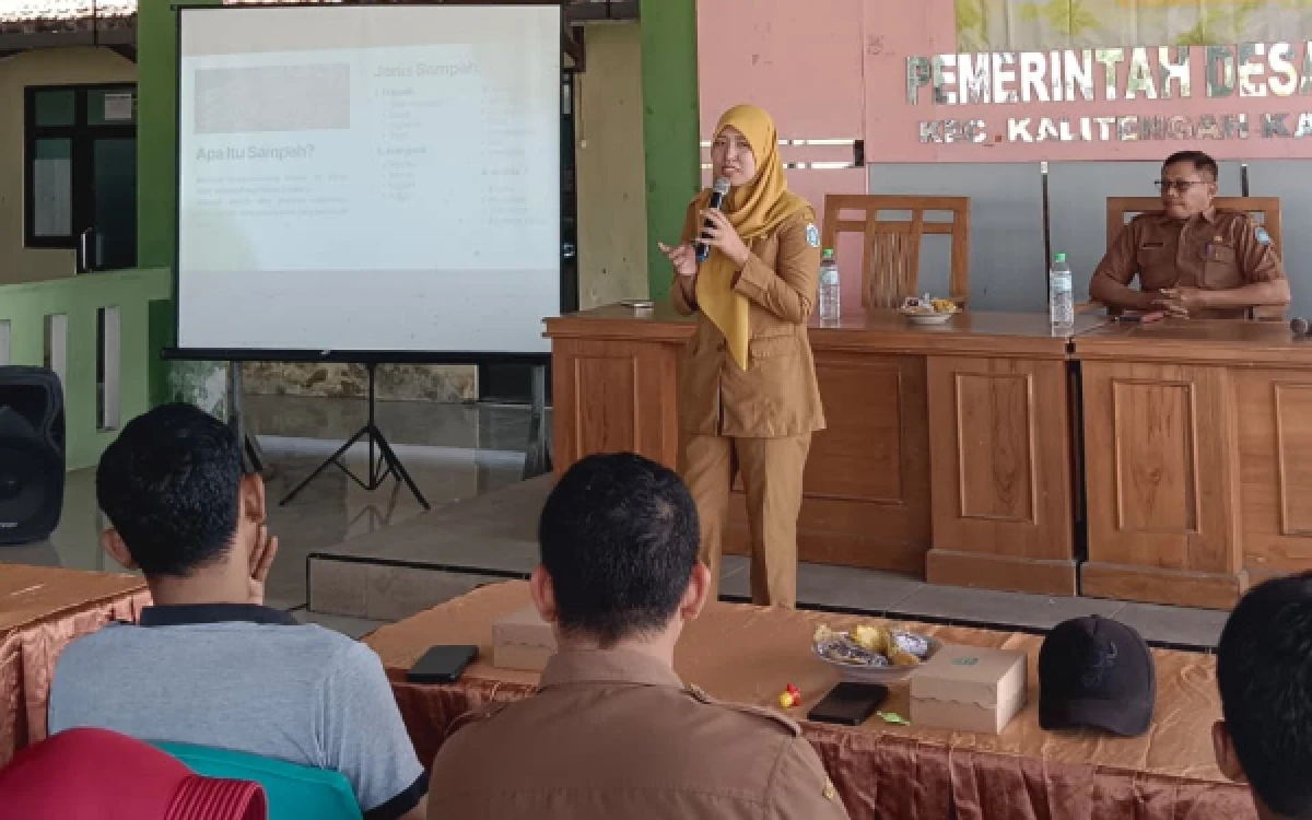 Foto Pemaparan Materi oleh Trivina Ira Riszki,  Penyuluh Lingkungan Hidup Dinas Lingkungan Hidup kabupaten Lamongan pada Senin, 20 Juli 2026 (Foto: Dokumentasi Tim PDD KKN 63 UINSA)