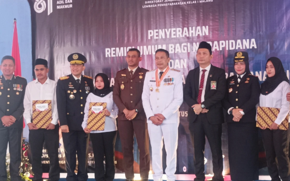 Thumbnail Berita - HUT Ke-81 RI, Ribuan Warga Binaan di Lapas Malang Terima Remisi Kemerdekaan