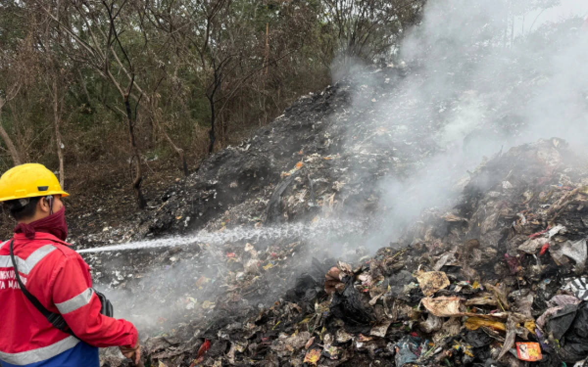 Foto Penyemprotan air secara terus-menerus untuk memadamkan titik panas (hotspot) yang berada di area sisi barat zona old sanitary landfill TPA Supit Urang Kota Malang, Senin, 26 Oktober 2026 (Foto : Damkar Kota Malang)