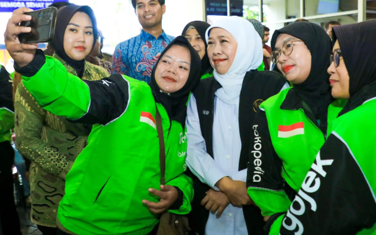Thumbnail Berita - Khofifah Tinjau Cek Kesehatan Gratis untuk Ribuan Driver Gojek di Surabaya