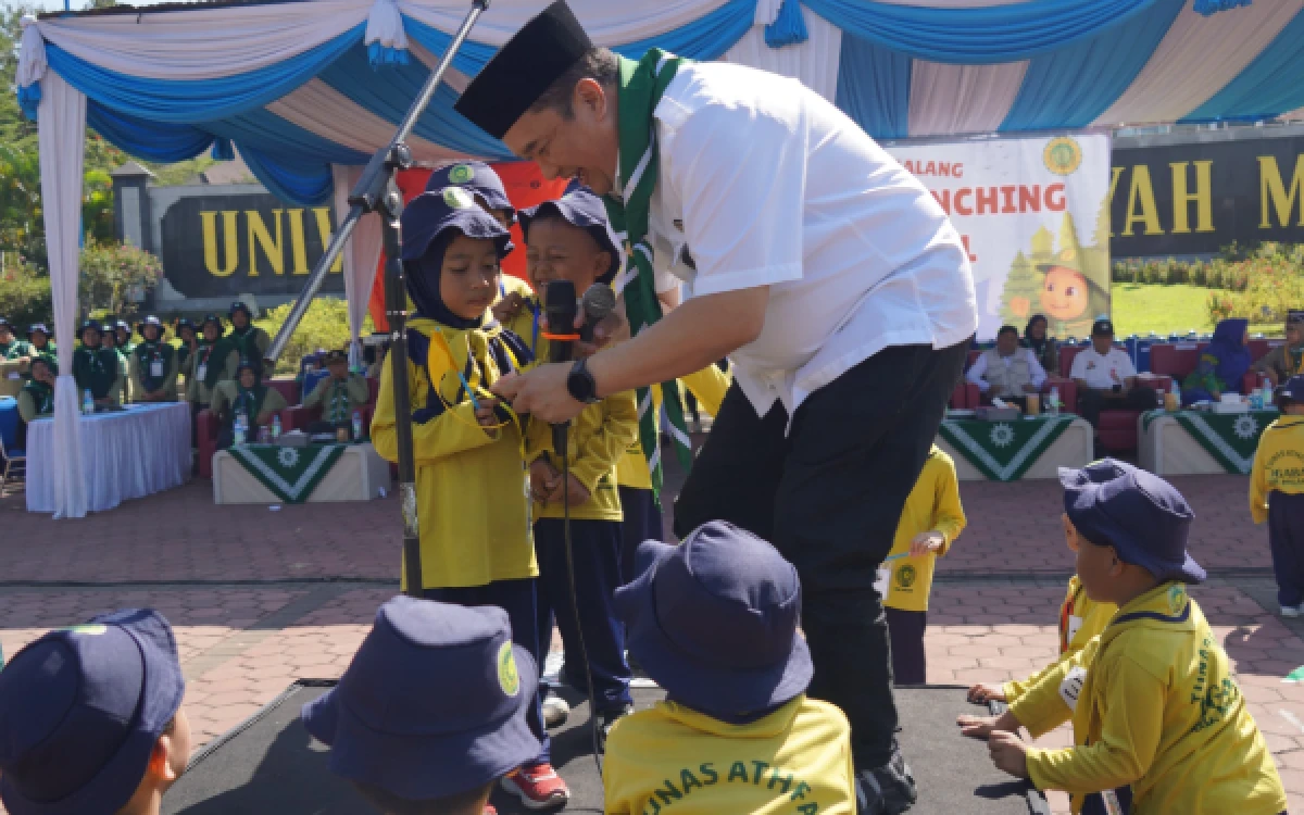 Thumbnail Berita - Bukan Sambutan, Moment Hangat Sekda Kabupaten Malang Pilih Kuis dan Hadiah untuk 4.000 Anak di Gebyar IGABA