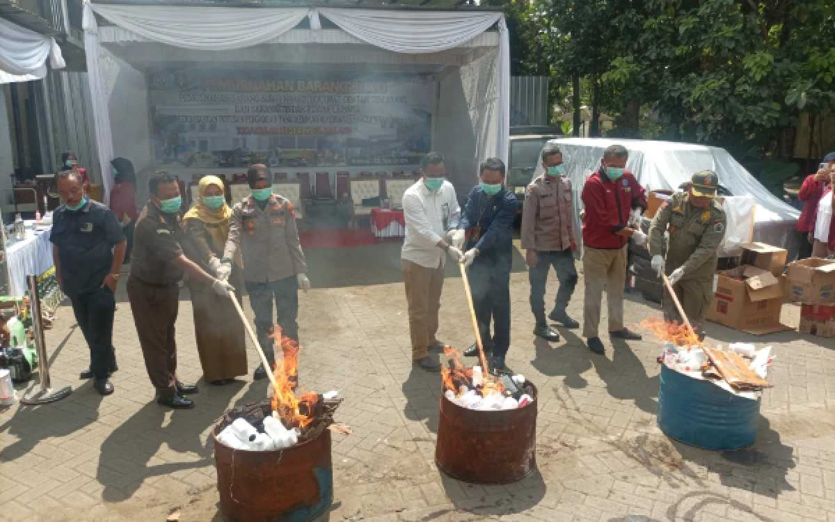 Thumbnail Berita - Kejari Kota Malang Musnahkan Barang Bukti Inkrah, 37 Kg Ganja hingga Tulang Beruang Madu