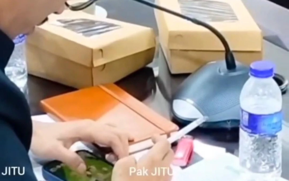 Viral, Anggota DPRD Jember Merokok dan Main Game COC Saat Rapat Bahas Masalah Stunting