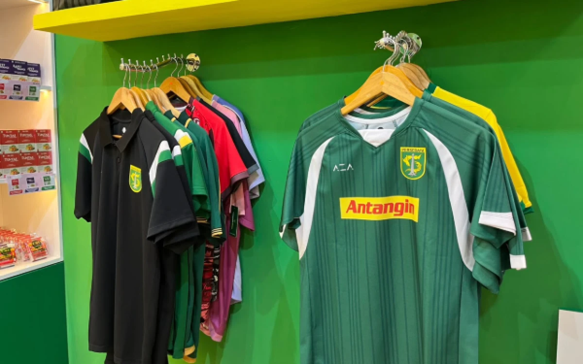 Thumbnail Berita - Nostalgia Era Kejayaan, Persebaya Luncurkan Jersey Terbaru 2026