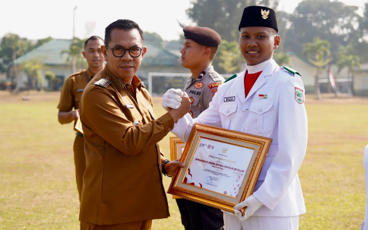 Thumbnail Berita - Wali Kota Cak Nur Lepas Paskibraka Kota Batu, Minta Nilai Disiplin Jadi Bekal di Kehidupan