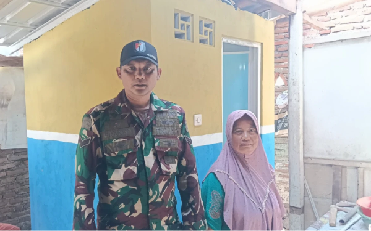 Thumbnail Berita - TMMD ke-128 Kodim 0820 Probolinggo Hadirkan Sanitasi Layak untuk Warga Desa Brabe, Rumah Nur Tariyah Kini Lebih Sehat dan Nyaman