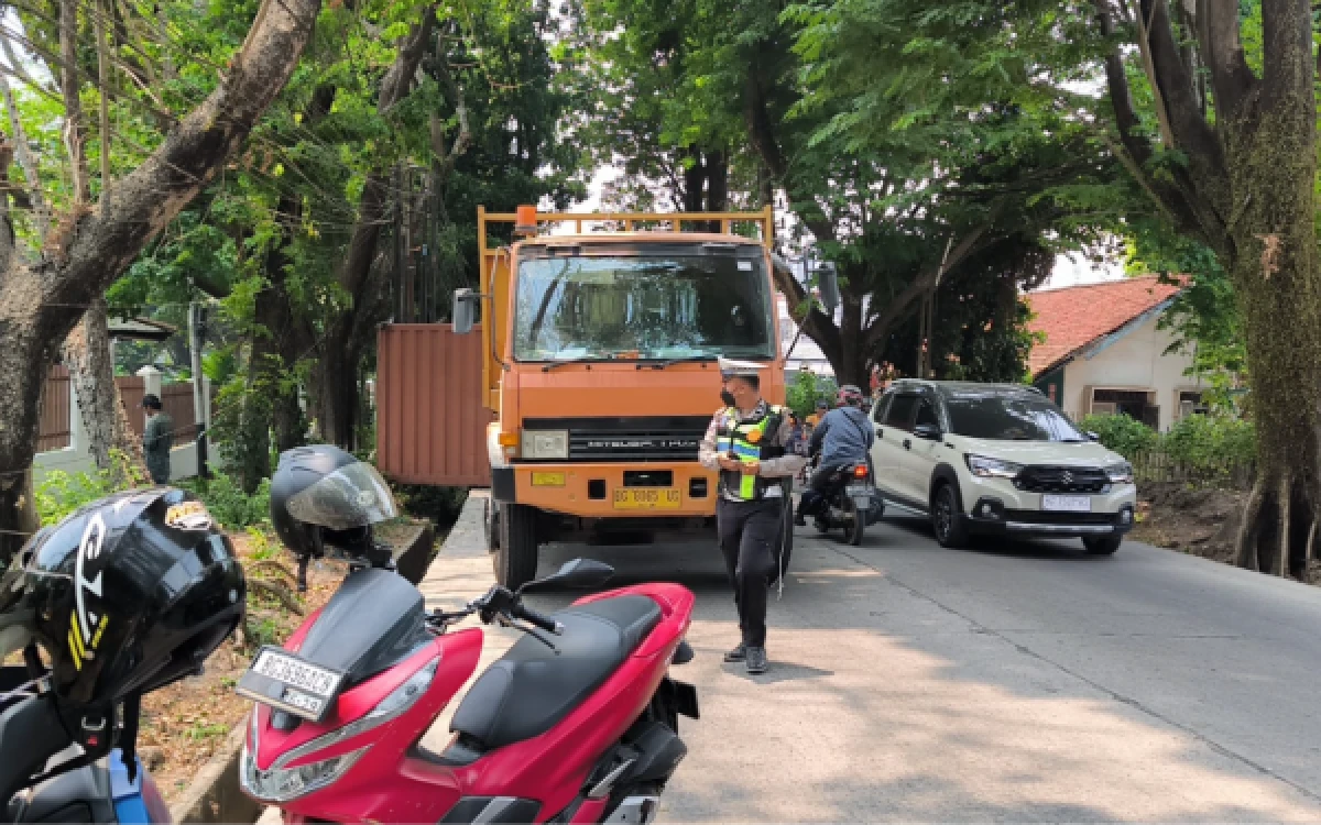 Foto Pihak kepolisian dari Satlantas Polsek Sako saat memeriksa truk yang terjatuh di ruas jalan kota yangJalan Residen H Awaludin, Kelurahan Suka Maju, Kecamatan Sako, Palembang, Senin 7 September 2026. (Foto : Yola/Ketik.com)