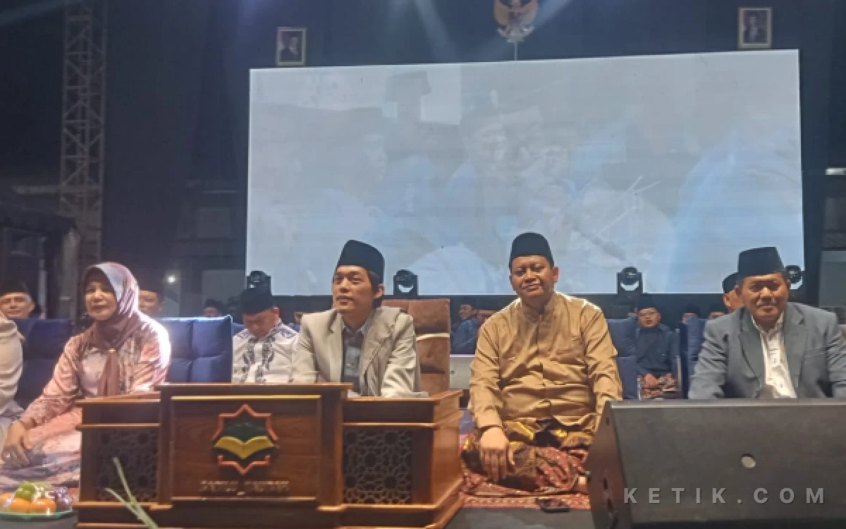 Thumbnail Berita - HUT ke-50 Koperasi Kareb, Gebyar Sholawat Gus Iqdam Dihadiri Ribuan Jemaah