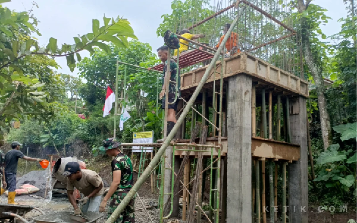 Thumbnail Berita - Progres Pembangunan Tower Tandon SPAM TMMD ke-128 Kodim 0820 Probolinggo Masuki Tahap Pengecoran