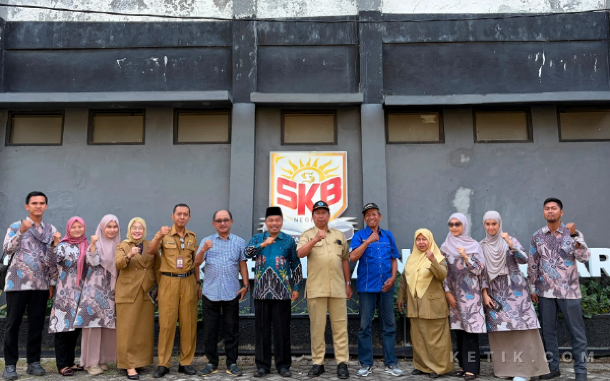 Foto Usai pelaksanaan visitasi akreditasi hari pertama para Asesor, Kepala Sekolah, Wakasek dan Guru serta perwakilan Komite foto bersama digerbang utama SKB Negeri Surabaya. (Foto : SKB for ketik.com)