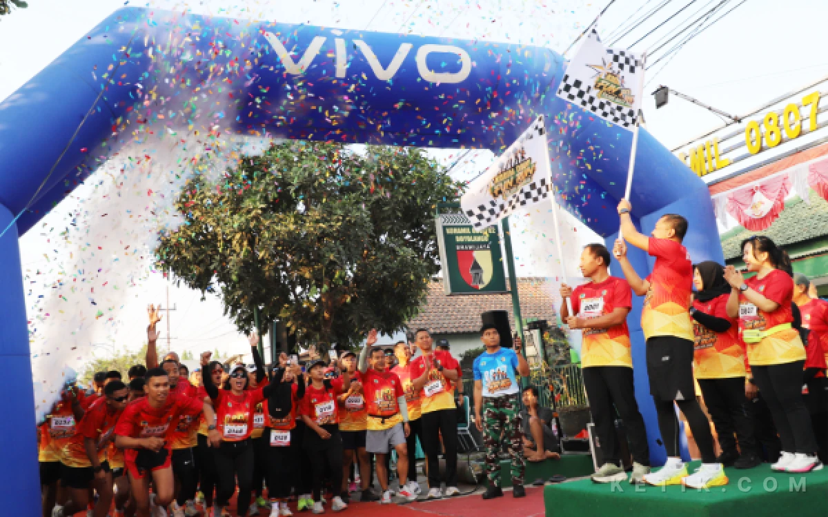 Thumbnail Berita - Satukan Empat Sudut Tulungagung, 600 Pelari Meriahkan Fun Run HUT TNI