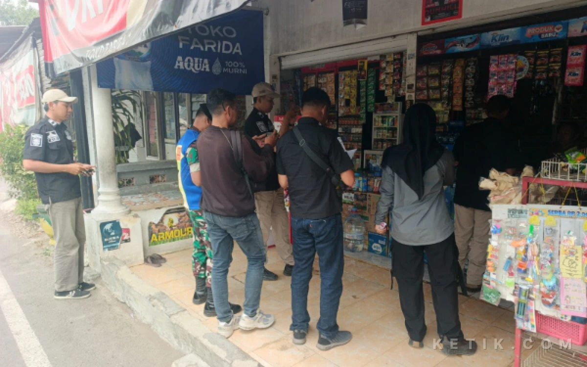 Foto Tim Gabungan Satpol PP Bea cukai dan TNI / Polri saat memeriksa salah satu toko kelontong (foto : sholahudin/ ketik.com)