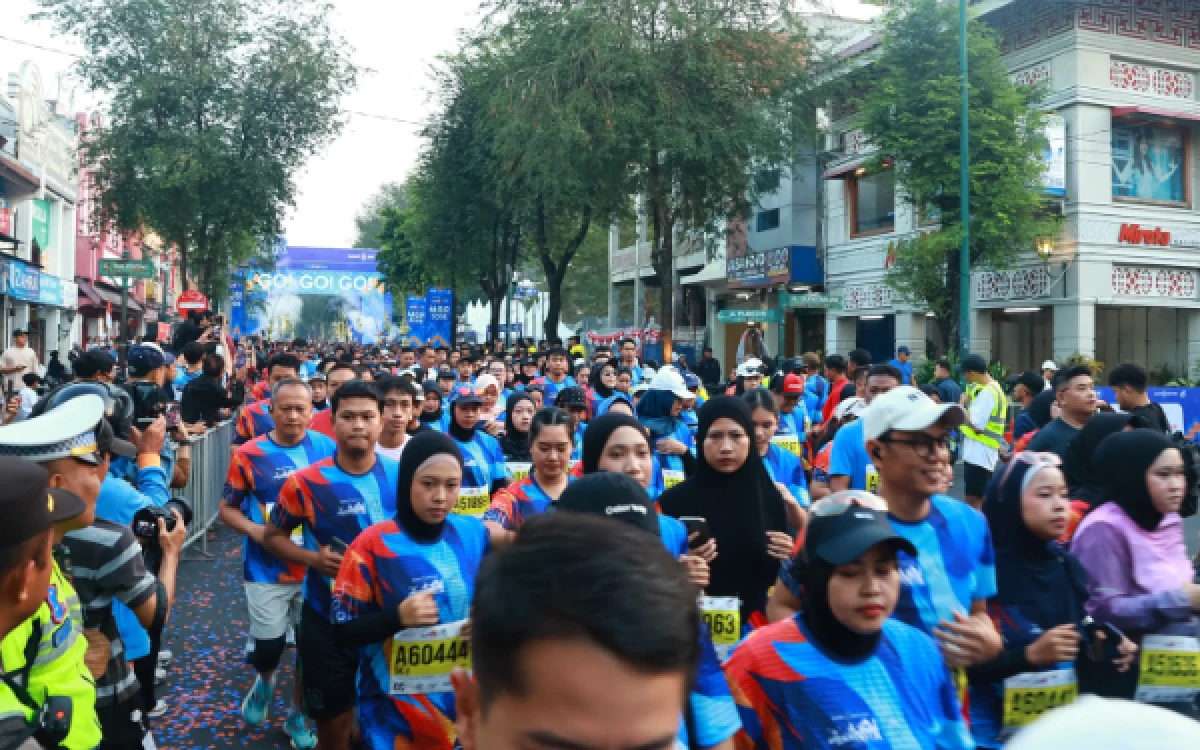 Foto Antusiasme ribuan pelari saat mulai menyusuri rute jalanan kota Yogyakarta dalam ajang Malioboro Run 2026. (Foto: Penrem 072 Pmk)