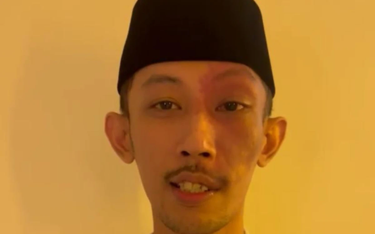 Thumbnail Berita - Viral Kepergok Main Game sambil Merokok Saat Rapat, Anggota DPRD Jember Ra Syahri Minta Maaf