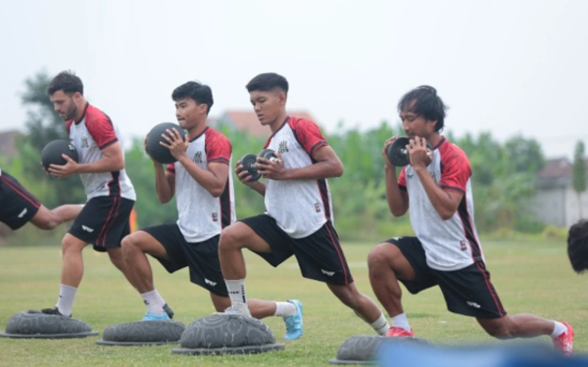 Thumbnail Berita - Banyak Mantan Pemain Deltras FC di de Red FC, Leonard Tupamahu Tegaskan Sikap Profesional