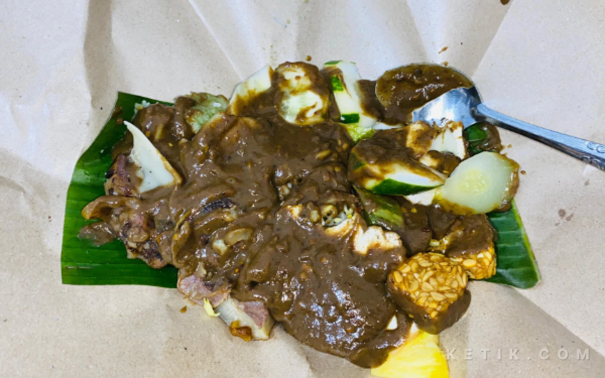 Foto Seporsi rujak cingur dengan bumbu petis yang pekat disajikan di Rujak Cingur Hj. Simpen, Jalan Raya Dungus Nomor 22, Sukodono, Sidoarjo. Hidangan tersebut menjadi salah satu menu utama yang ditawarkan dengan harga Rp20.000 per porsi.