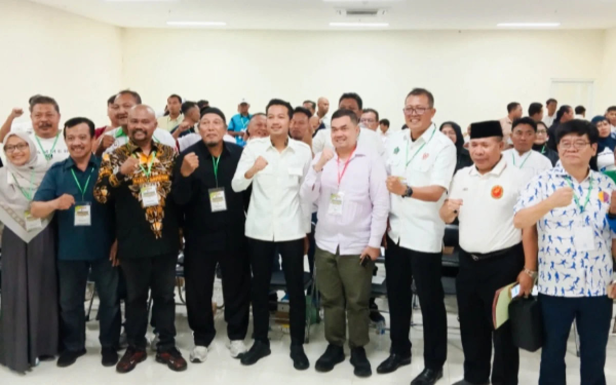 Foto Rafi Wibisono (tengah) bersama pengurus dan ketua cabor di KONI Sidoarjo bertekad bersama memajukan dunia olahraga di Sidoarjo. (Foto: Fathur Roziq/Ketik.com)