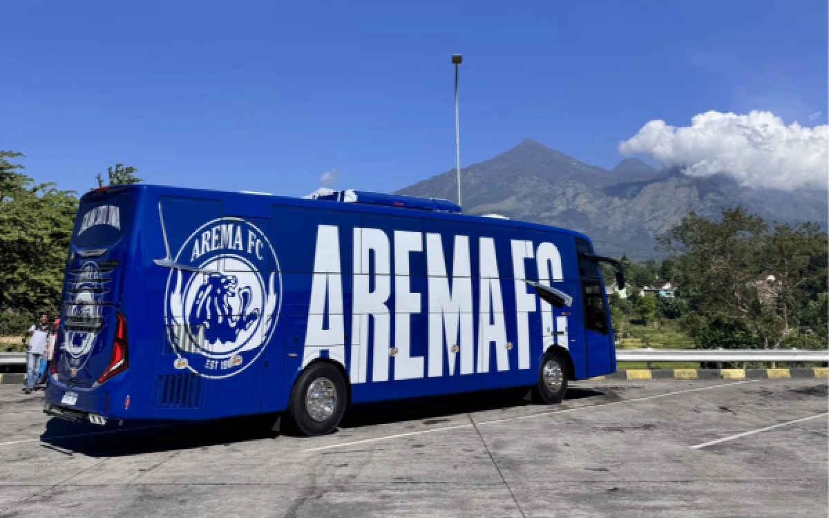 Thumbnail Berita - HUT ke-39 Arema FC, CEO Beri Kado Dua Unit Bus Baru