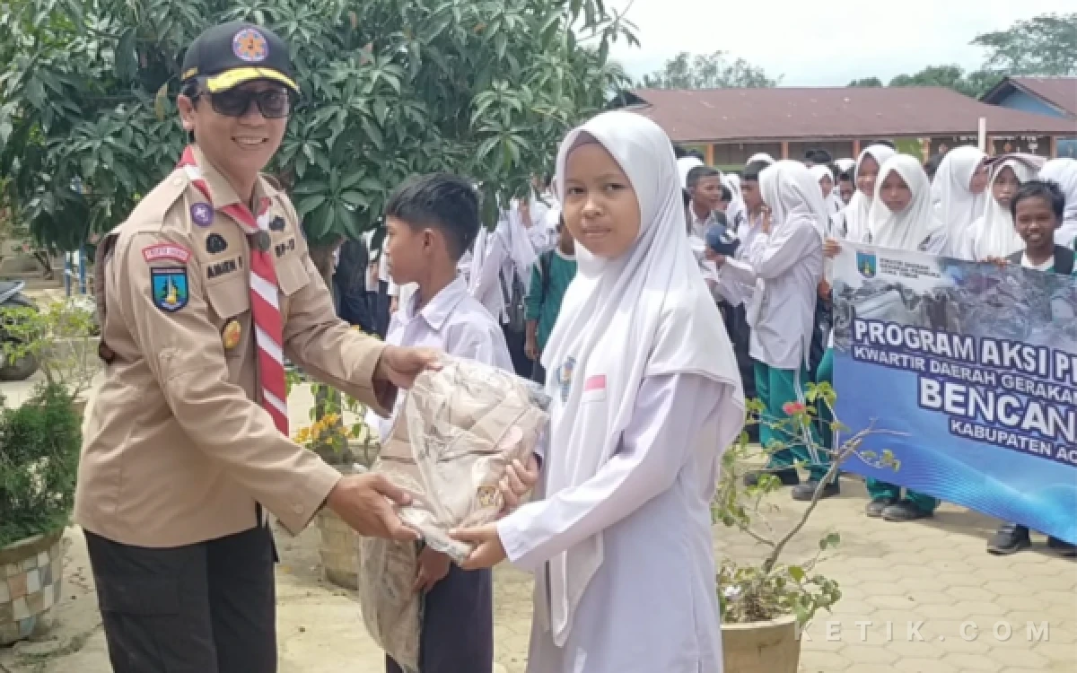 Thumbnail Berita - Senyum Haru Siswa Aceh Tamiang usai Kebagian 725 Setel Seragam Pramuka dari Jatim