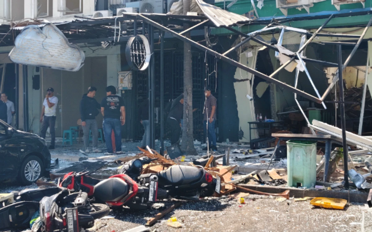 Thumbnail Berita - Dampak Ledakan Ruko San Antonio, Banyak Kaca Pecah hingga Pintu Ruko Terkunci