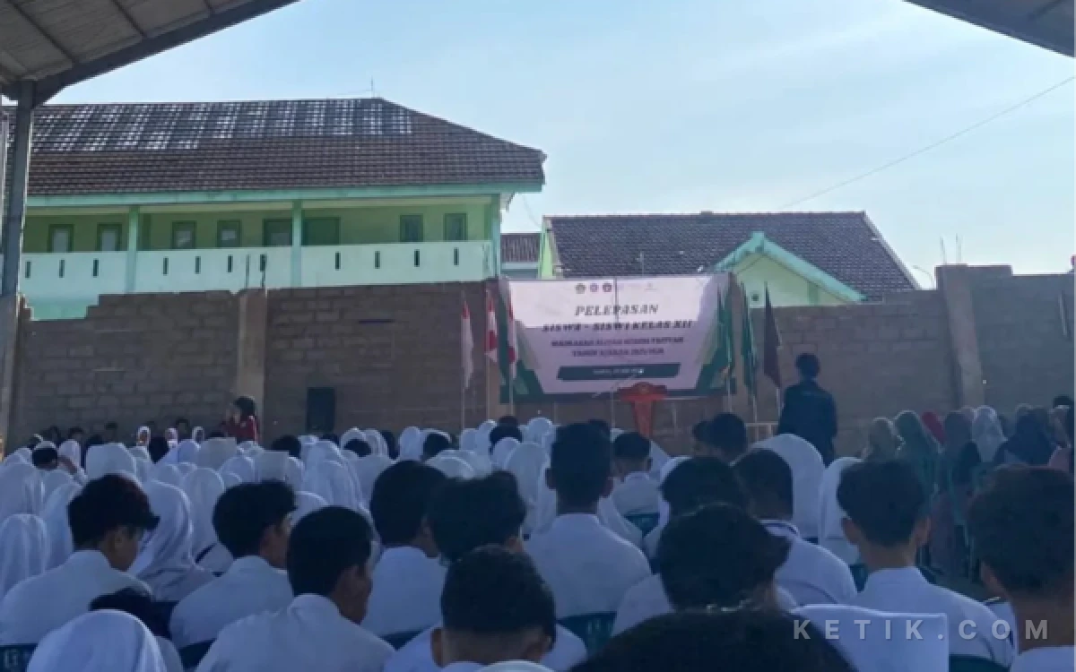 Thumbnail Berita - Breaking News: Dugaan Penahanan Ijazah MAN Pacitan Berakar dari Acara Wisuda